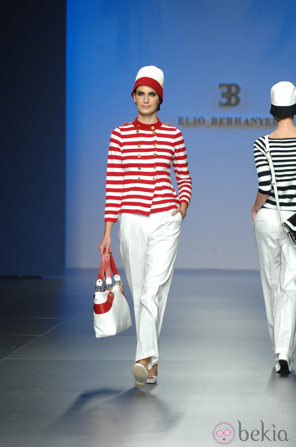 Look marinero en blanco y rojo