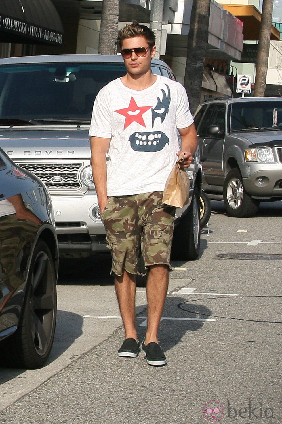 Zac Efron con bermudas militares