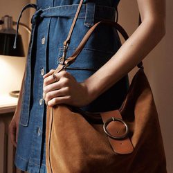 Veronika Heilbrunner con vestido denim y bolso de gamuza para la colección de primavera 2016 de Massimo Dutti