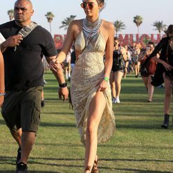 Kendall Jenner en el festival de Coachella con vestido de inspiración étnica 