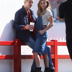 Hailey Baldwin y Lucky Blue Smith posando para la campaña denim primavera/verano 2016 de Tommy Hilfiger