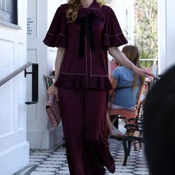 Jaime King con conjunto oversize color granate