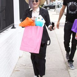 Kelly Osbourne con traje a rayas y sombrero