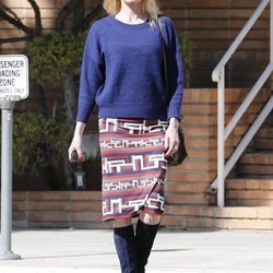 Melanie Griffith con jersey, falda pitillo y botas altas