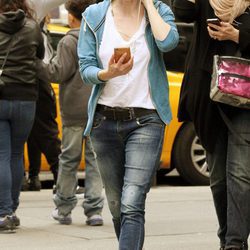 Julianne Moore con botas esquimales, vaqueros y jersey deportivo