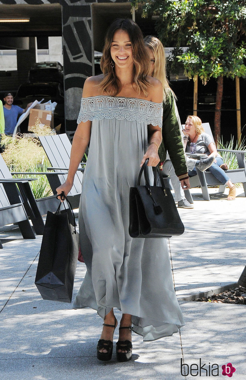 Jessica Alba con maxi vestido en Los Angeles 