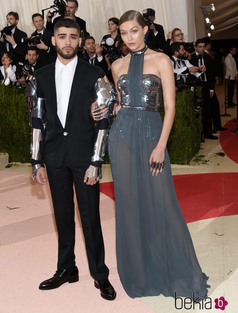 Zayn Malik y Gigi Hadid en la alfombra roja de la Gala del MET 2016