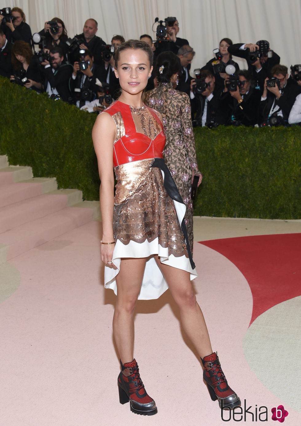 Alicia Vikander en la alfombra roja de la Gala Met 2016