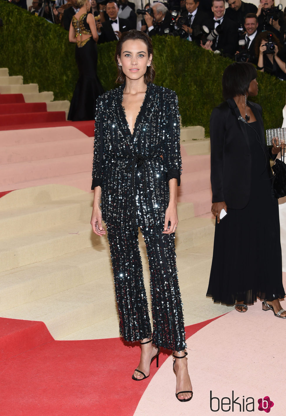 Alexa Chung en la alfombra roja de la Gala Met 2016