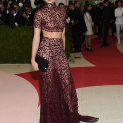 Jessica Hart en la alfombra roja de la Gala Met 2016