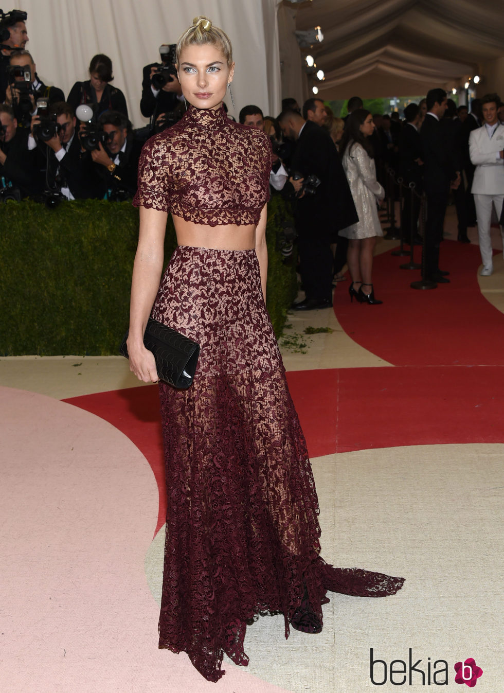 Jessica Hart en la alfombra roja de la Gala Met 2016