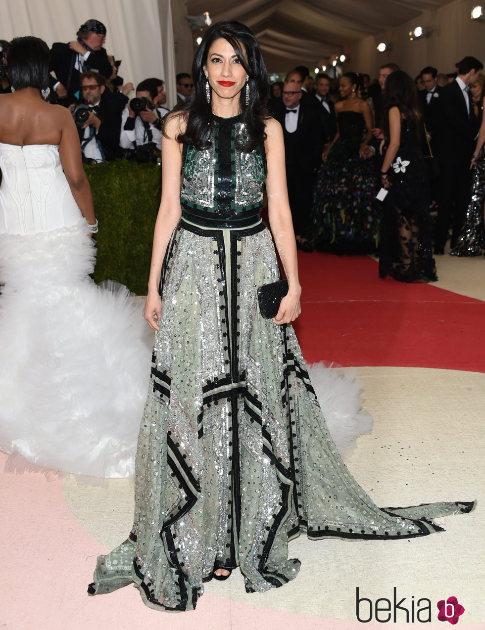 Huma Abedin en la alfombra roja de la Gala Met 2016