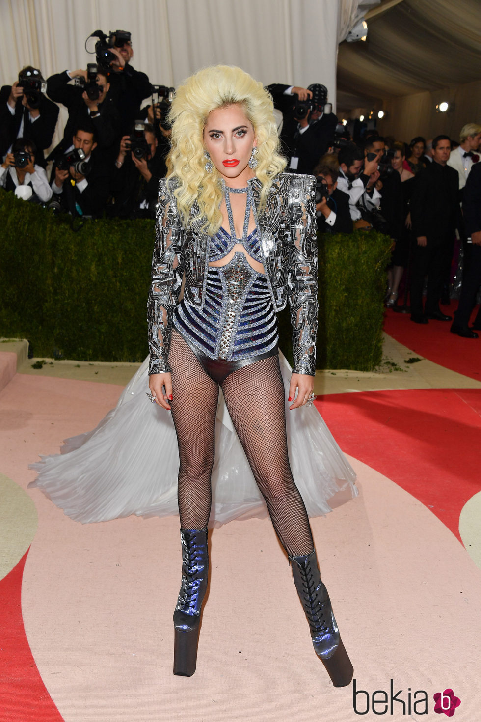 Lady Gaga en la alfombra roja de la Gala Met 2016