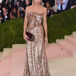 Sienna Miller en la alfombra roja de la Gala Met 2016