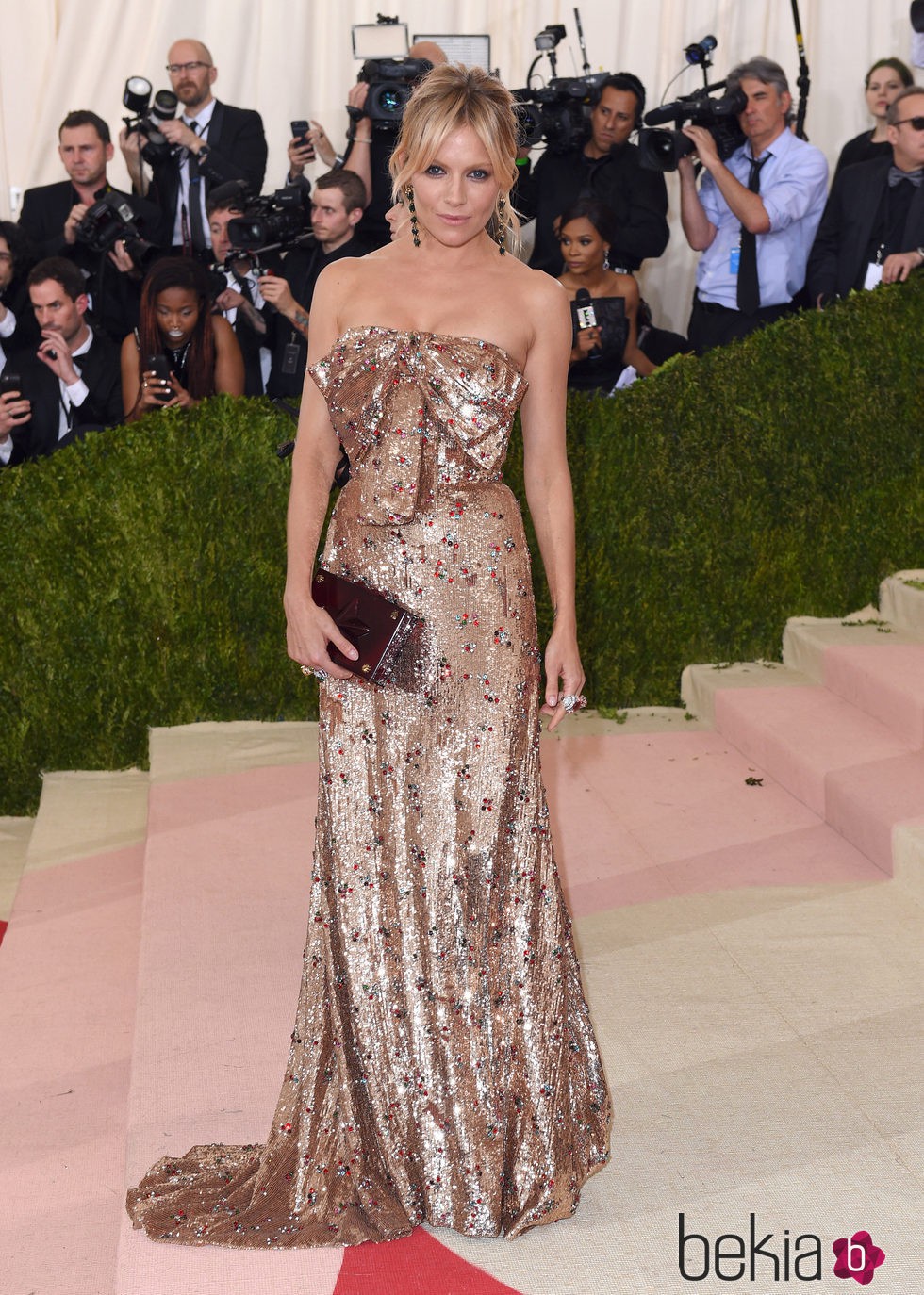 Sienna Miller en la alfombra roja de la Gala Met 2016