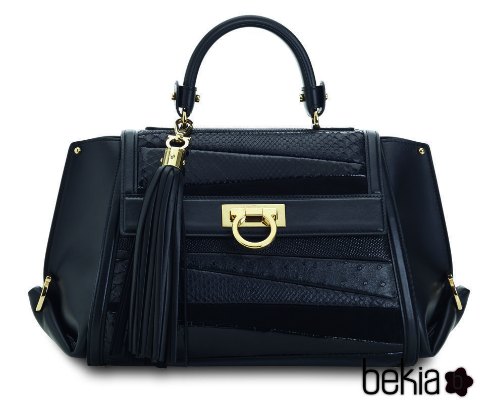 Bolso negro de la colección de Sara Batagglia para Salvatore Ferragamo