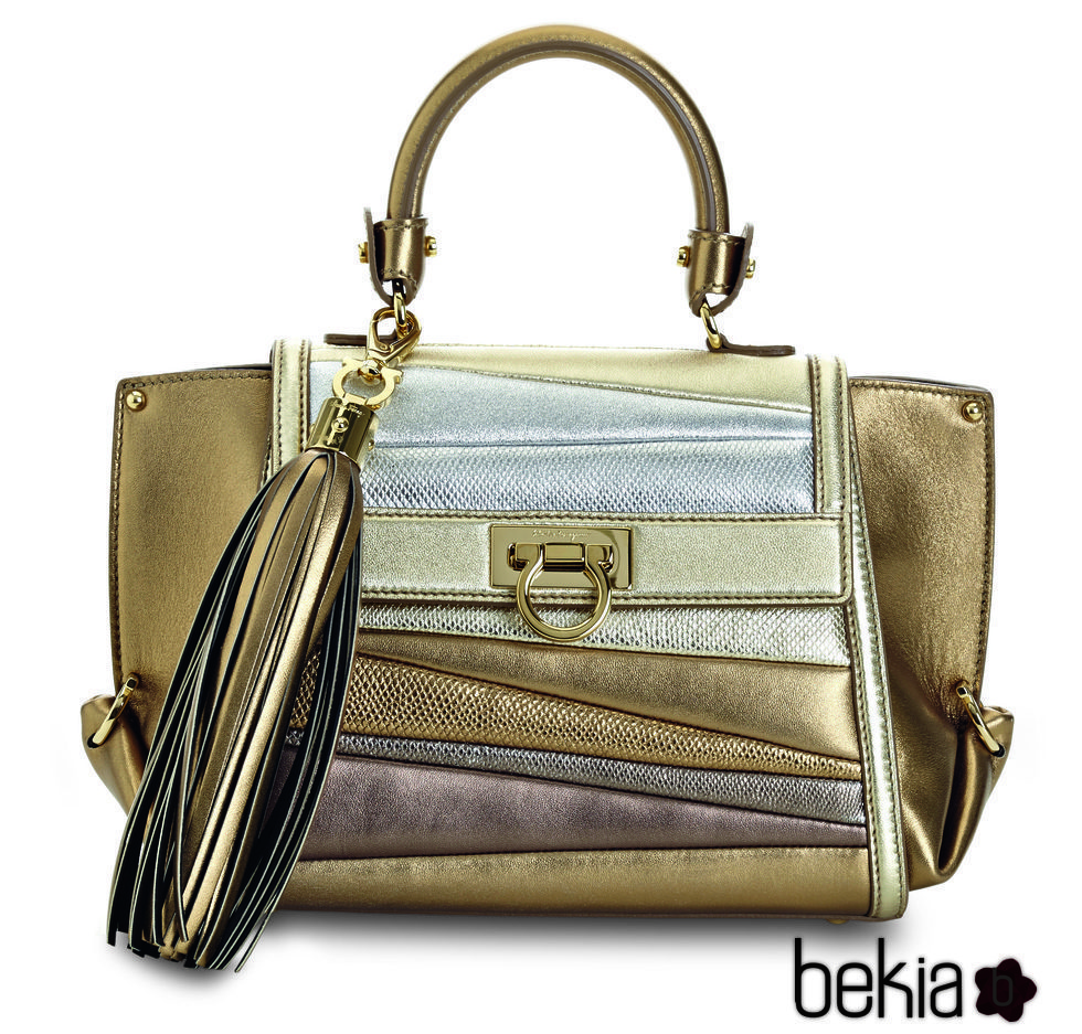 Bolso dorado de la colección de Sara Batagglia para Salvatore Ferragamo