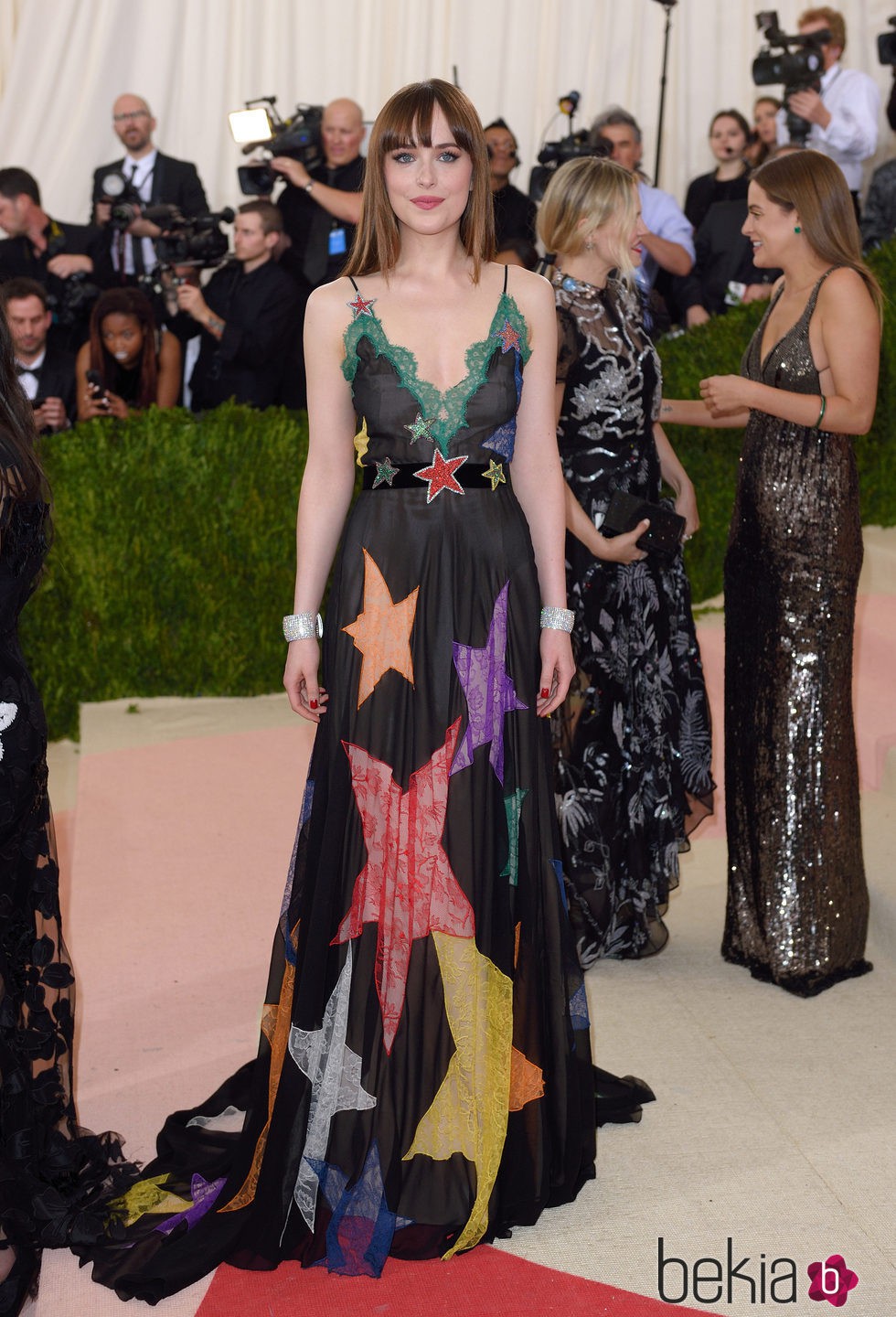 Dakota Johnson con un vestido de Gucci estrellado en la Gala del MET 2016