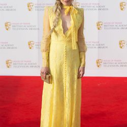 Fearne Cotton en los Premios BAFTA TV 2016 con un vestido amarillo