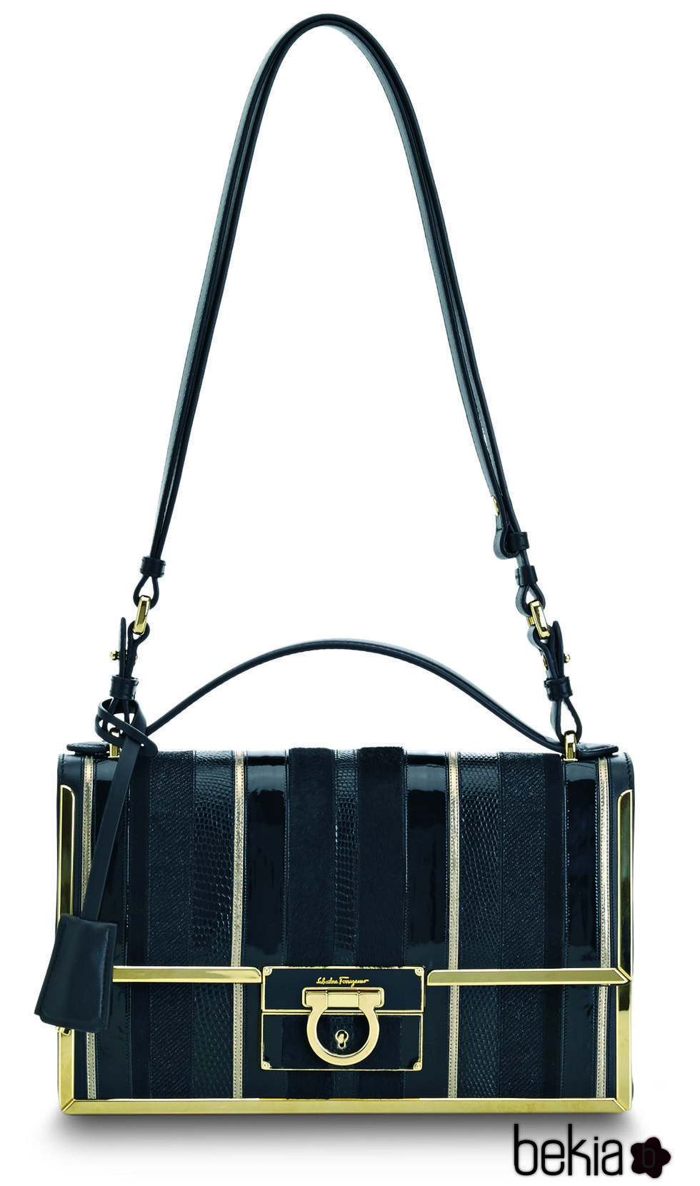 Bolso negro con detalles dorados  de los complementos de la colección otoño 2016 de Salvatore Ferragamo