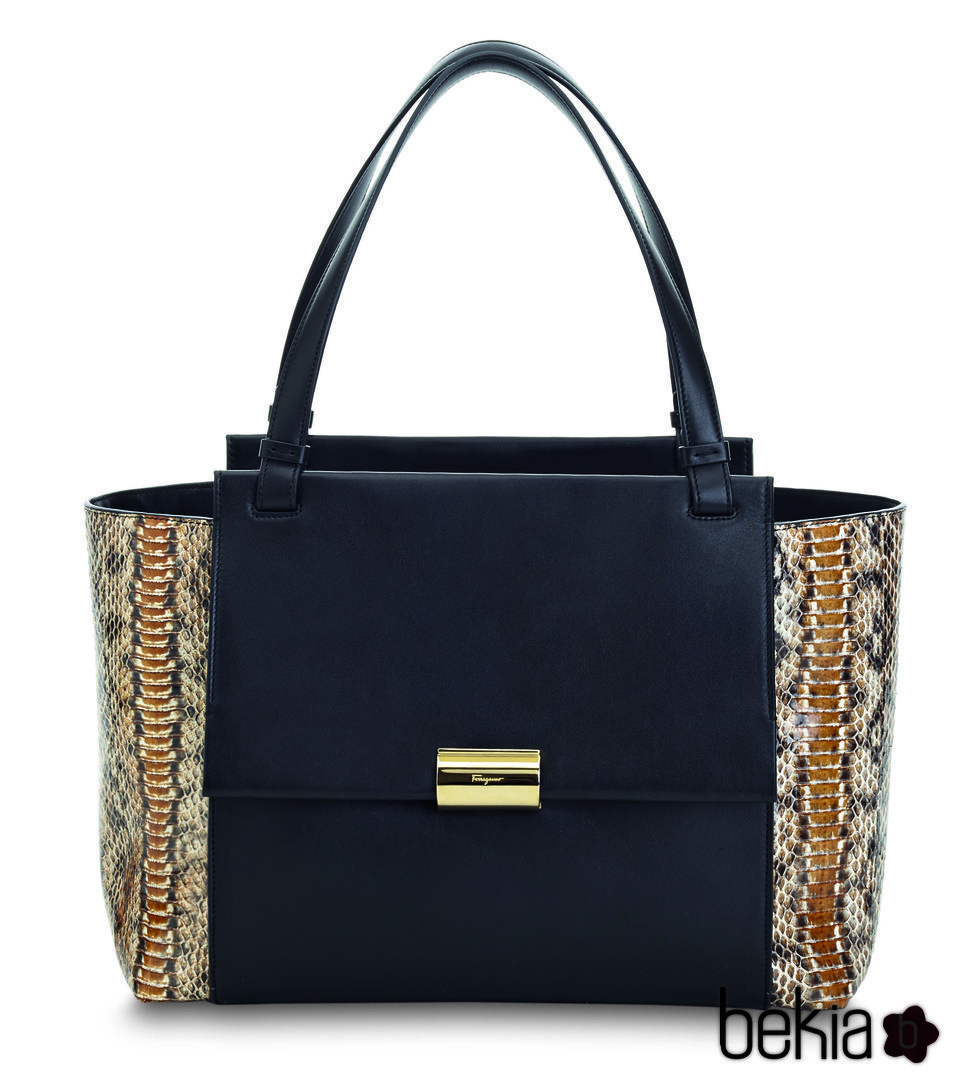 Bolso negro con pitón de los complementos de la colección otoño 2016 de Salvatore Ferragamo