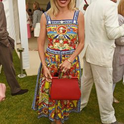 Sienna Miller con un vestido en estampado victoriano y colores vivos