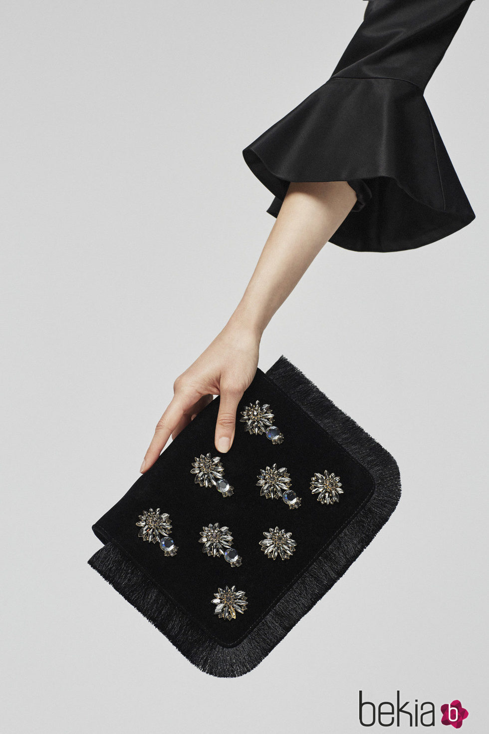 Clutch negro con pedrería en plata y bronce para la nueva colección Pre Fall 2016 de Uterqüe