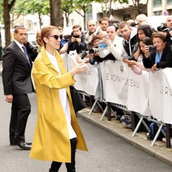 Céline Dion con una chaqueta amarilla