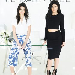 Kendall y Kylie Jenner posando para la inauguración de su firma 'Kendall + Kylie'