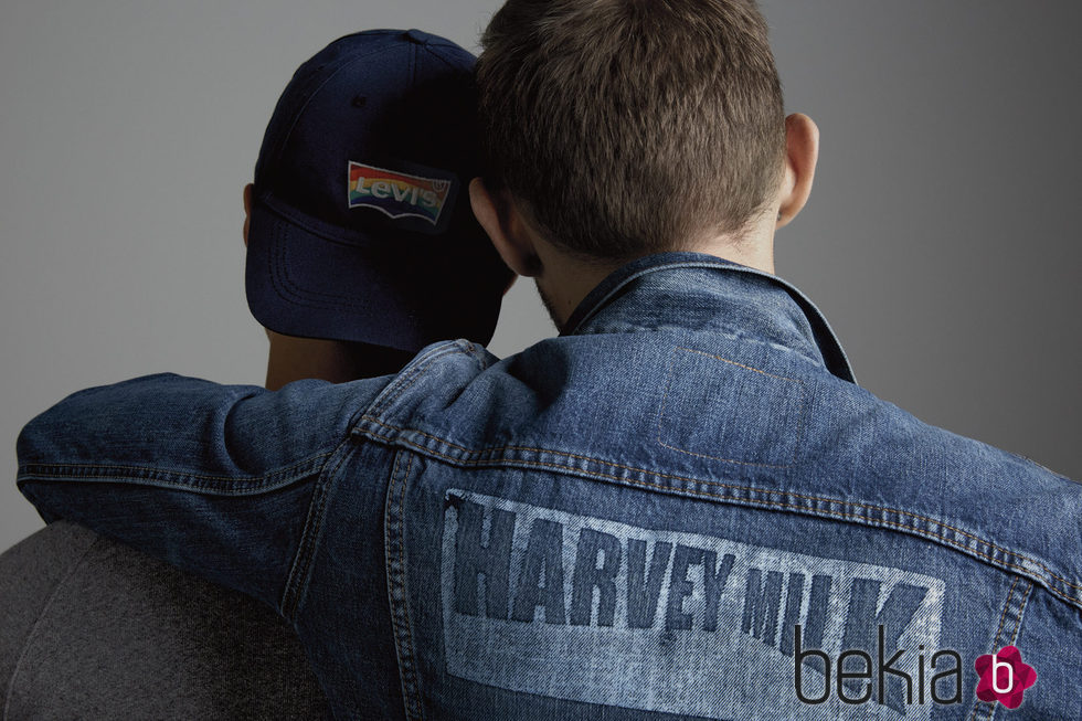 Cazadora y gorra Levi's con la bandera del Gay Pride para edición limitada Gay Pride Collection