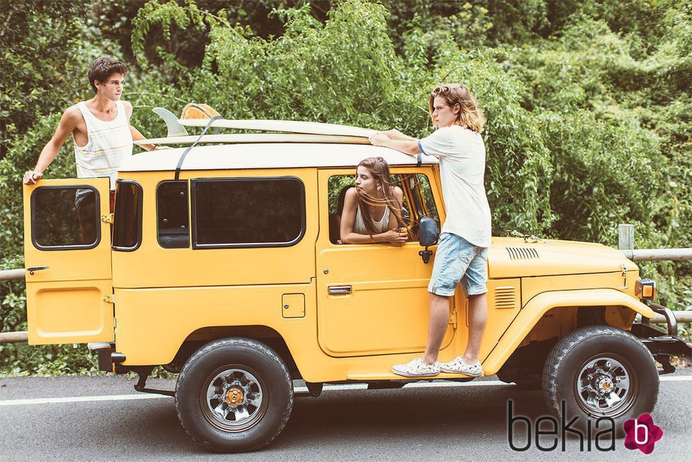 Modelos posando en un 4x4 para la nueva campaña 'The Surf Gang' de Pull and Bear