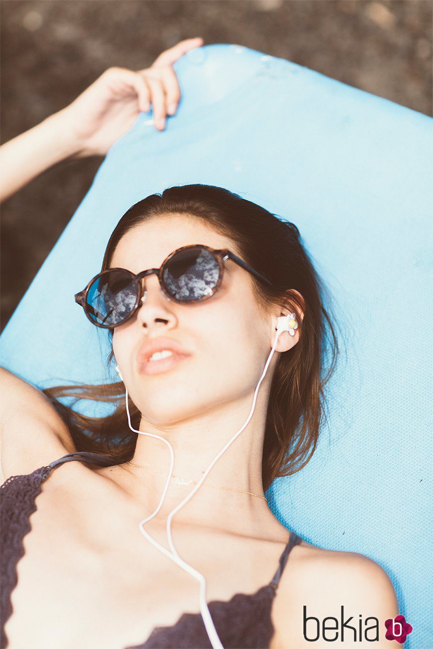 Modelo con gafas de sol para la nueva campaña 'The Surf Gang' de Pull and Bear