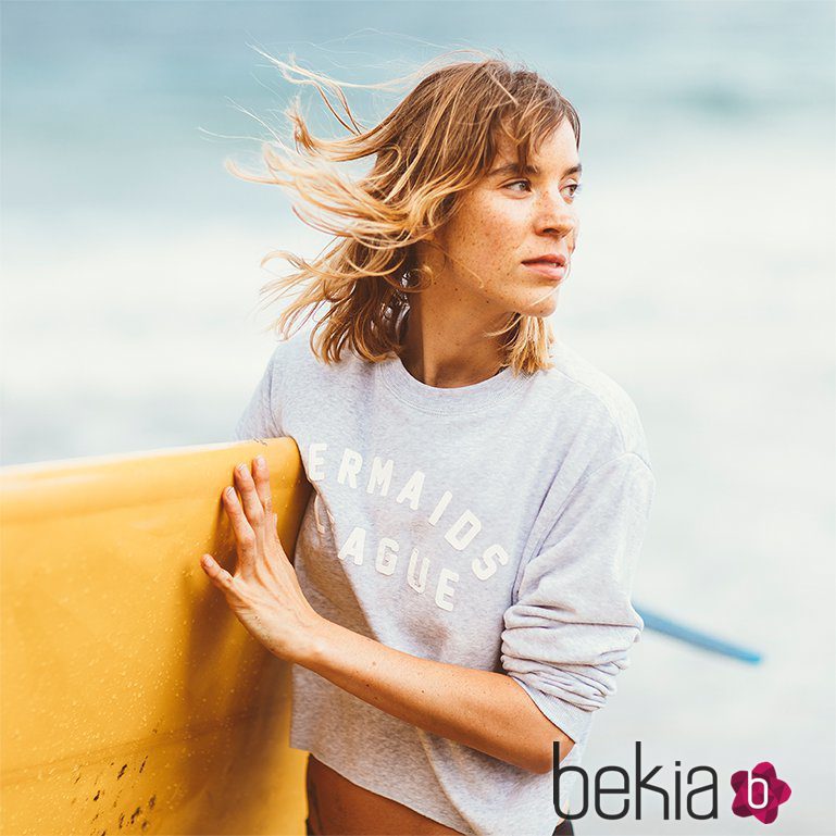 Modelo sexy para la nueva campaña 'The Surf Gang' de Pull and Bear