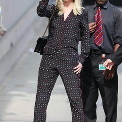 Margot  Robbie con un jumpsuit en negro print en lunares