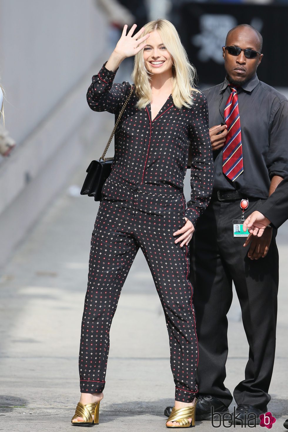 Margot  Robbie con un jumpsuit en negro print en lunares