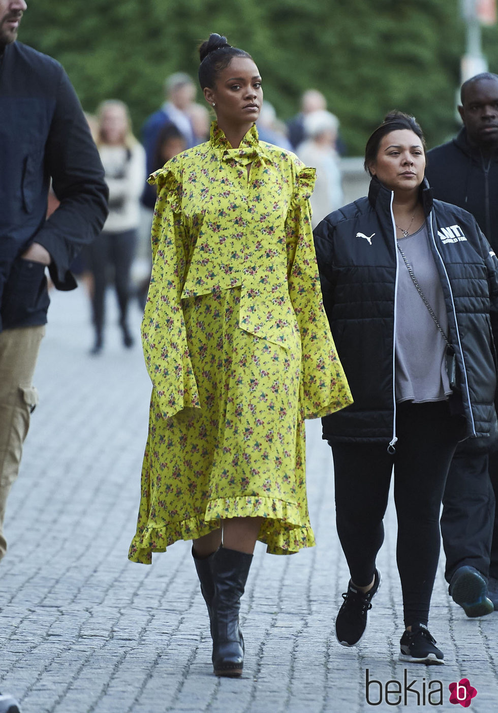 Rihanna con un vestido amarillo print floral