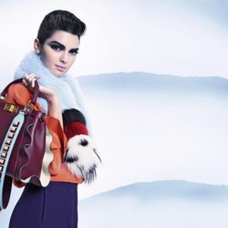 Kendall Jenner con un diseño estampado de la nueva colección otoño/invierno de Fendi