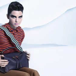 Kendall Jenner con un diseño a rayas en naranja de la nueva colección otoño/invierno de Fendi