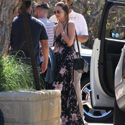 Miranda Kerr con un vestido maxi negro de estampado floral