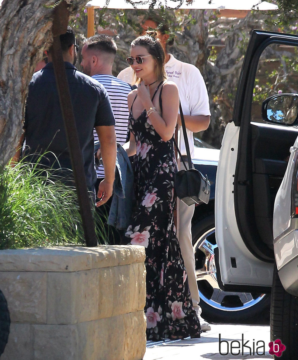 Miranda Kerr con un vestido maxi negro de estampado floral