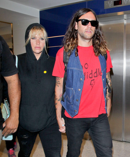 Kesha con un look sport de sudadera con capucha