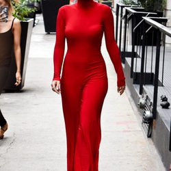 Rita Ora con un total look rojo en Nueva York