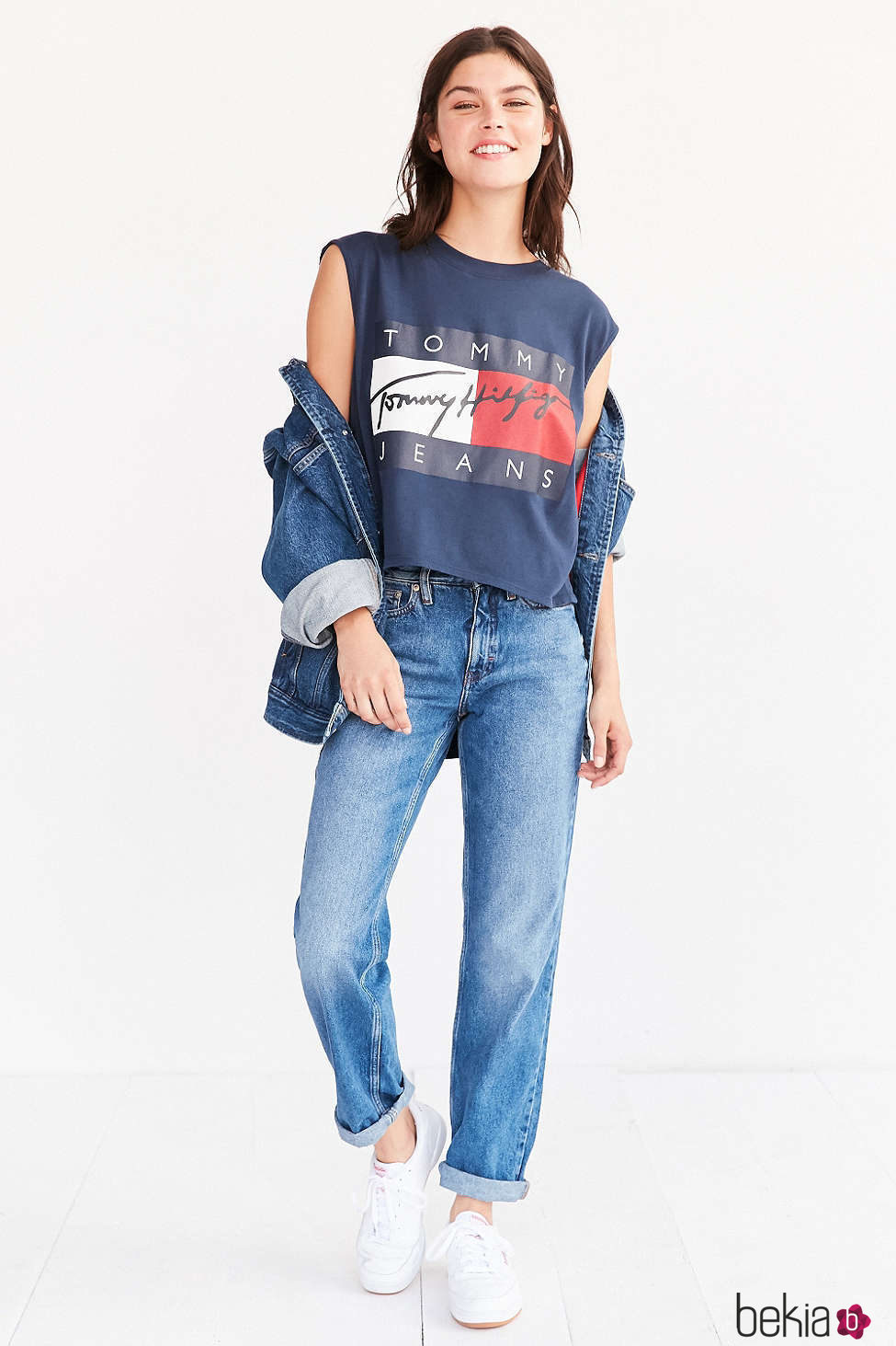 Look denim de Tommy Jeans para Urban Outfitters