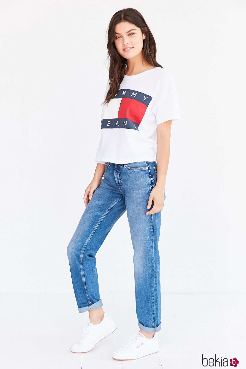 Camiseta blanca de Tommy Jeans para Urban Outfitters