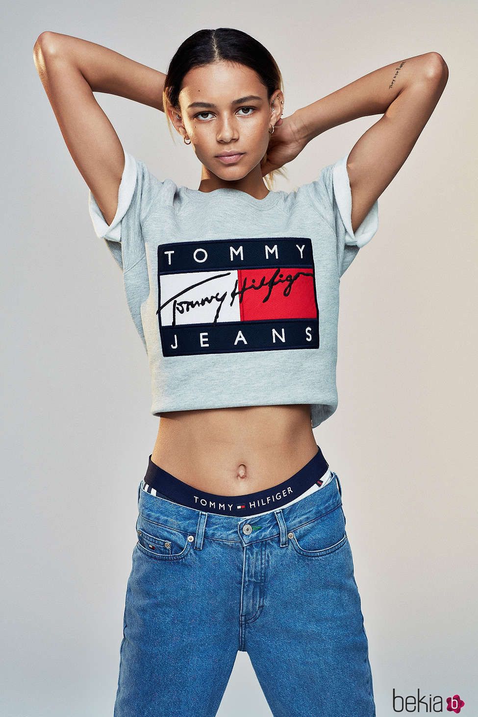 Camiseta gris de Tommy Jeans para Urban Outfitters