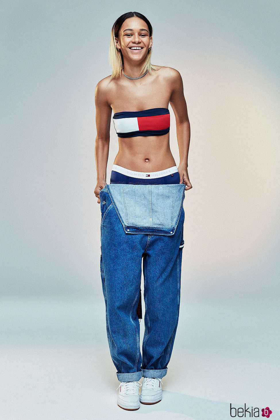 Top con el logotipo de Tommy Jeans para Urban Outfitters