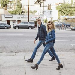 Hailey Baldwin y Lucky Blue SMith posando en la nueva campaña de Hilfiger Denim para Tommy Hilfiger de otoño 2016