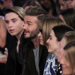 David Beckham, Brooklyn Beckham y Anna Wintour en el desfile de Victoria Beckham en la Nueva York Fashion Week