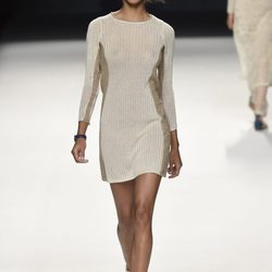 Vestido blanco y beige de punto de Devota & Lomba primavera/verano 2017 en Madrid Fashion Week