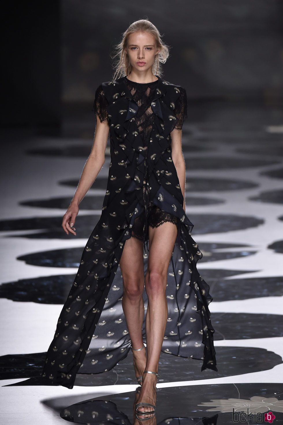 Vestido estampado de color negro con una abertura en la parte delantera de Ailanto primavera/verano 2017 Madrid Fashion Week